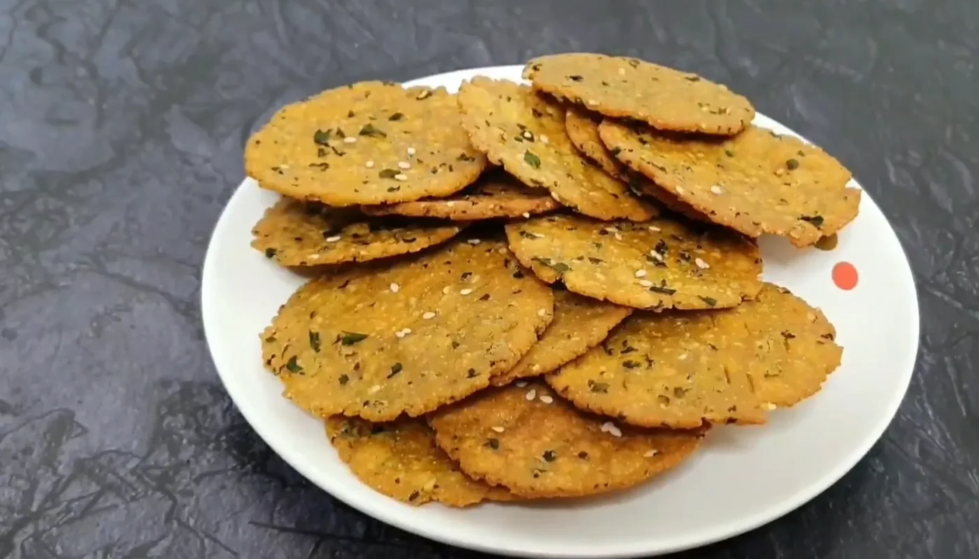 Crispy and Spiced Methi Farsi Puri Recipe